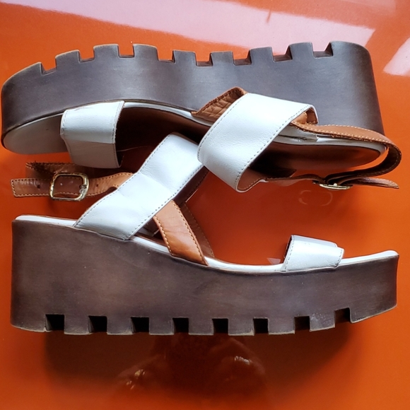 LA Pinta Platform Wedge Sandals - Picture 3 of 5